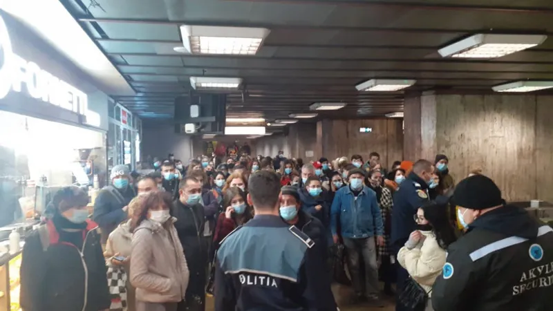 Polițiștii au restricționat accesul în stația Dristor, din cauza aglomerației, luni, după ce s-a stricat o șină. Sursa foto: Digi 24