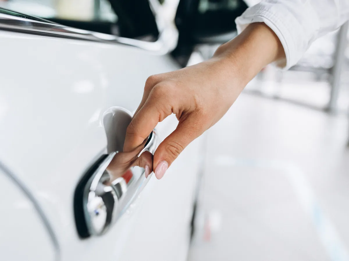 Mâner fizic portieră auto - Foto: Freepik (imagine cu rol ilustrativ)