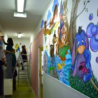 Elevii de la liceul de Arte din Zalău, pictând pereții albi ai secției de pediatrie de la Spitalul de Urgență Zalău - Foto: Agerpres