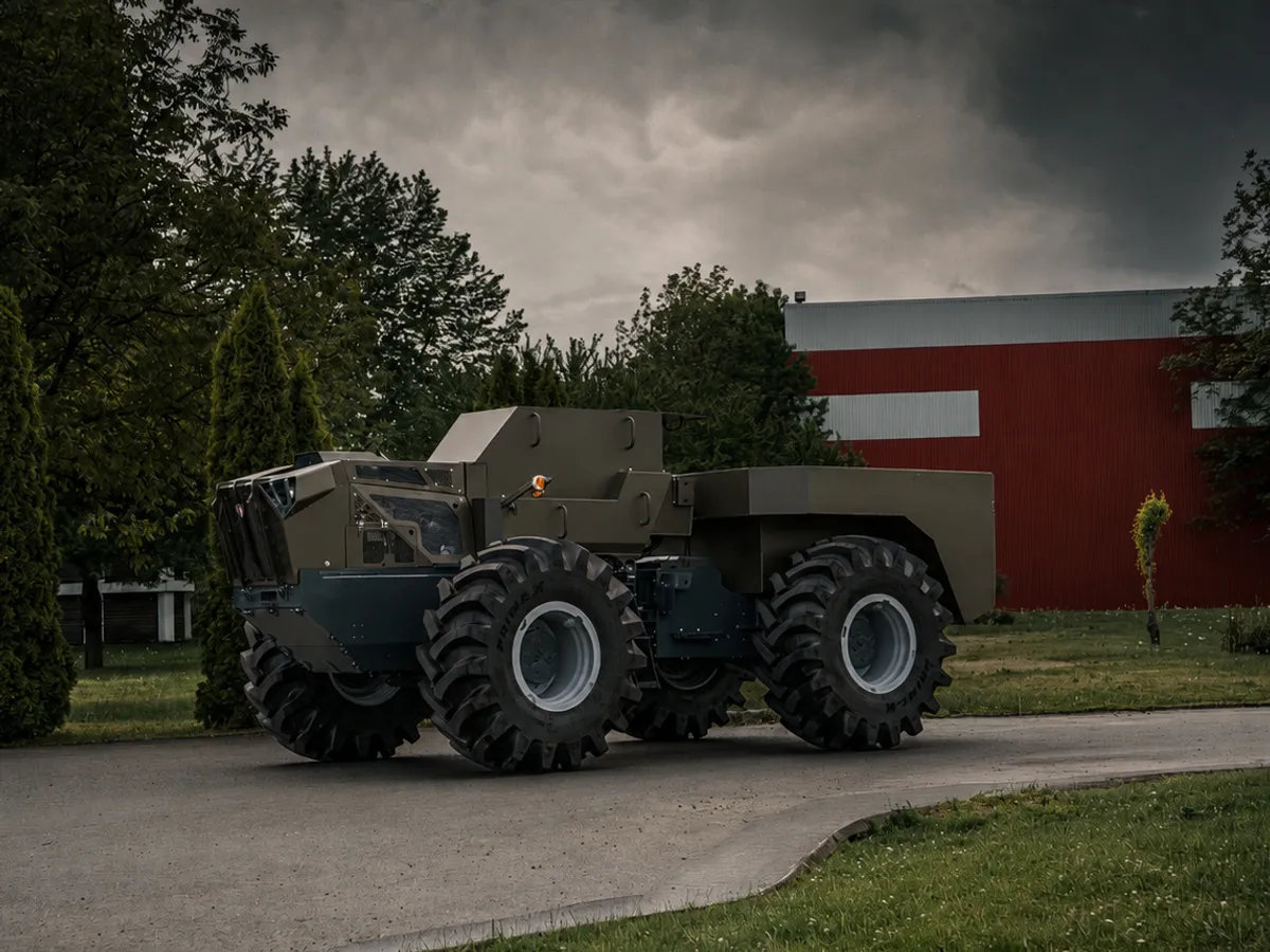 FOTO Premieră la BSDA 2026: Dronă terestră autonomă modulară, făcută de constructorul român de tractoare IRUM