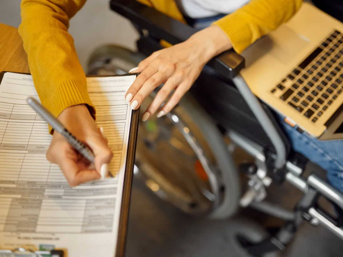 Program nou de la stat: aproape 10.000 lei lunar pentru îngrijirea la domiciliu a persoanelor cu handicap