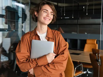 Bani tinerilor care se angajează prima dată şi pentru mamele cu cel puţin 3 copii. Ministrul Muncii anunță - Foto: Freepik (Imagine cu rol ilustrativ)