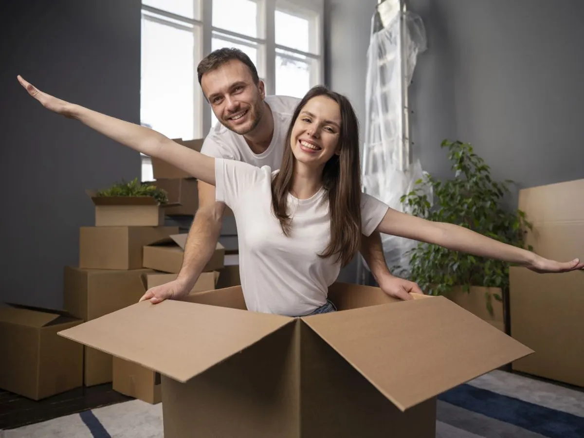 Tânăr cuplu mutat într-o locuinţă nouă - Foto: Freepik/CC0