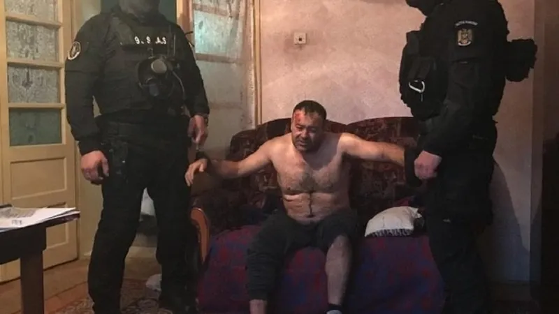 Ionel Marcel Lepa, păzit de doi dintre agenții care l-au arestat