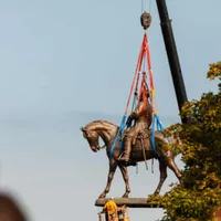 Statuia comandantului confederat Robert E. Lee din Richmond, SUA, a fost dată jos după 130 de ani. / Foto: theguardian.com
