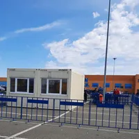 Un centru de vaccinare anti-COVID-19, cu Pfizer, fără programare, este amenajat în parcarea unui supermarket din Arad Foto: Facebook