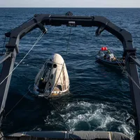 Echipele de asistență lucrează în jurul capsulei Crew Dragon Freedom la scurt timp după ce aceasta a aterizat  - Foto: Profimedia Images