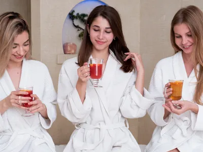 Mai sunt la modă petrecerile de Ziua Femeii? Vezi ritualul din Est care înlocuit cocktailurile și ieșirile - Foto: Freepik (Imagine cu rol ilustrativ)