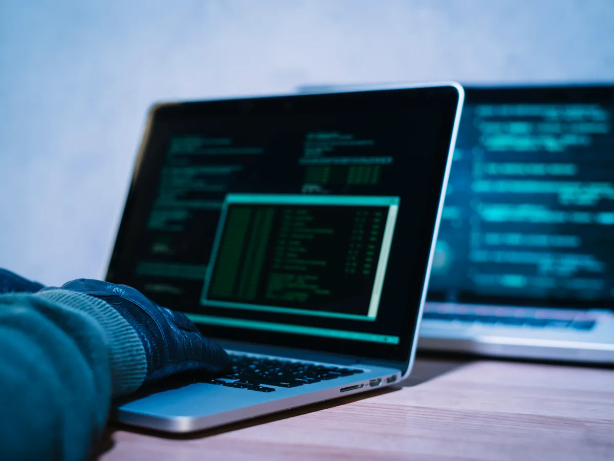 Hackeri pe laptop - Foto: Freepik (rol ilustrativ)