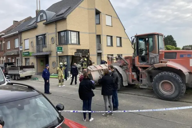 Trei români au încercat să spargă o bancă cu buldozerul Foto: RDB