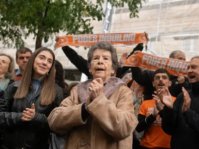 María del Carmen Abascal (centru) a devenit un simbol al crizei locuințelor din Spania când a fost scoasă din casă pe targă, după ce un fond de investiții a făcut demersuri pentru încetarea contractului său cu chirie reglementată Foto: profimediaimages.ro