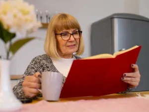 Pensionar, aflat la pensie citește o carte - Foto: Freepik