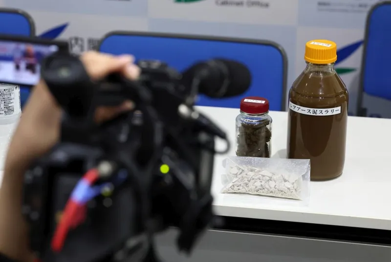 Agenția Japoneză pentru Știință și Tehnologie Marină prezintă rezultatele unui foraj - Foto: Profimedia Images