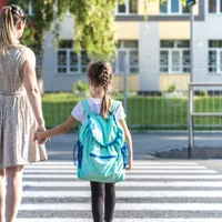 Mama și elevul la școală - Foto: Freepik