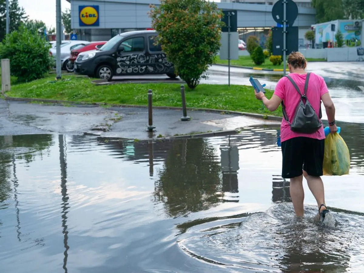 Urm[rile precedentei furtuni din Bucureşti, de pe 9 iunie, pe Splaiul Unirii - Foto: INQUAM PHOTOS/Pană Tudor