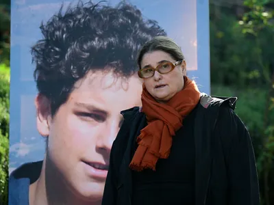 Antonia Salzano, mama lui Carlo Acutis, în faţa unui poster imens al fiului ei - Foto: Profimedia Images
