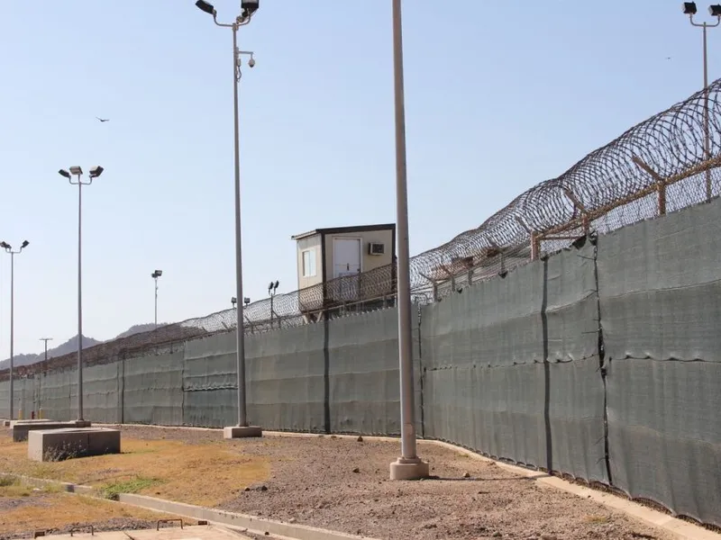 Turn de pază, dincolo de zidul Închisorii militare Guantanamo - Foto: Profimedia Images