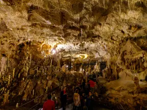 Legenda peșterii din România care ar fi adăpostit ființe cu puteri supranaturale. Ce s-a descoperit? - Foto: Profimedia Images