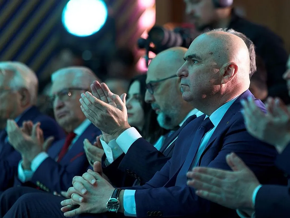 Preşedintele ad-interim Ilie Bolojan ascultă discursul candidatului coaliţiei de guvernare Crin Antonescu - Foto: Profimedia Images