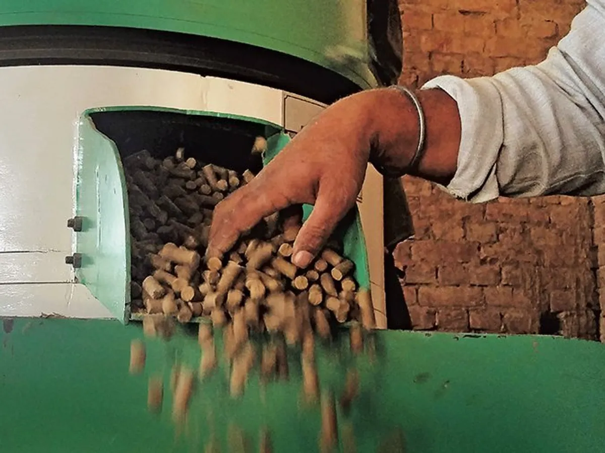 Singh îi plătește pe agricultori pentru paie, pe care le transformă în biocombustibil