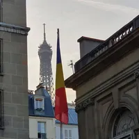 Din curtea Ambasadei României de la Paris se poate vedea Tour Eiffel/FOTO: facebook.com