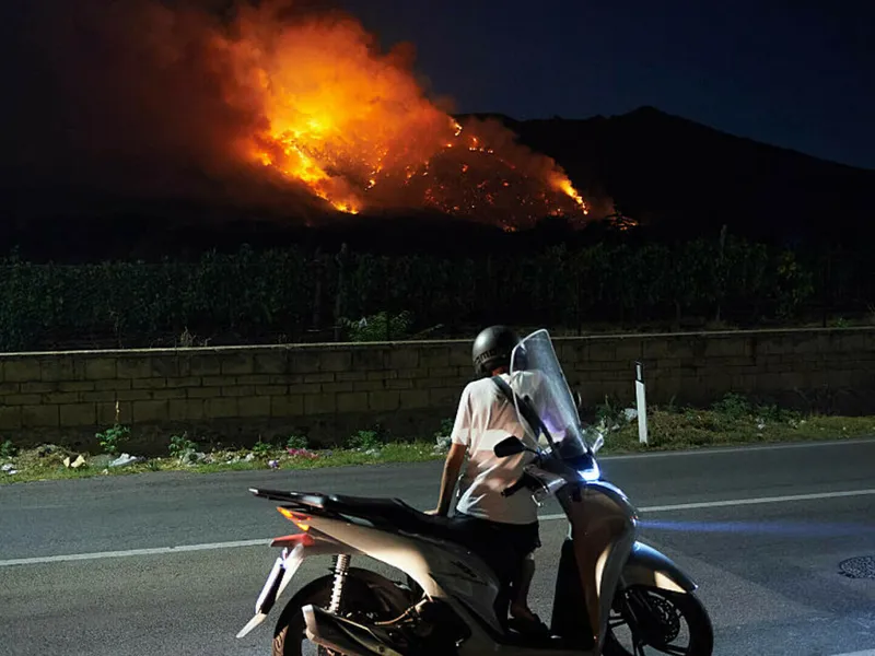 Incendiu masiv de vegetație în Napoli. Un celebru traseu către munte a fost închis turiștilor - Foto: Getty