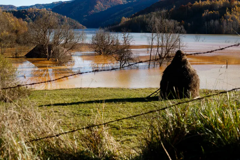 Lacul de steril &icirc;n care ajung reziduurile de la cariera de cupru de la Roșia Poieni, din Munții Apuseni - Foto: INQUAM PHOTOS / Cornel Putan