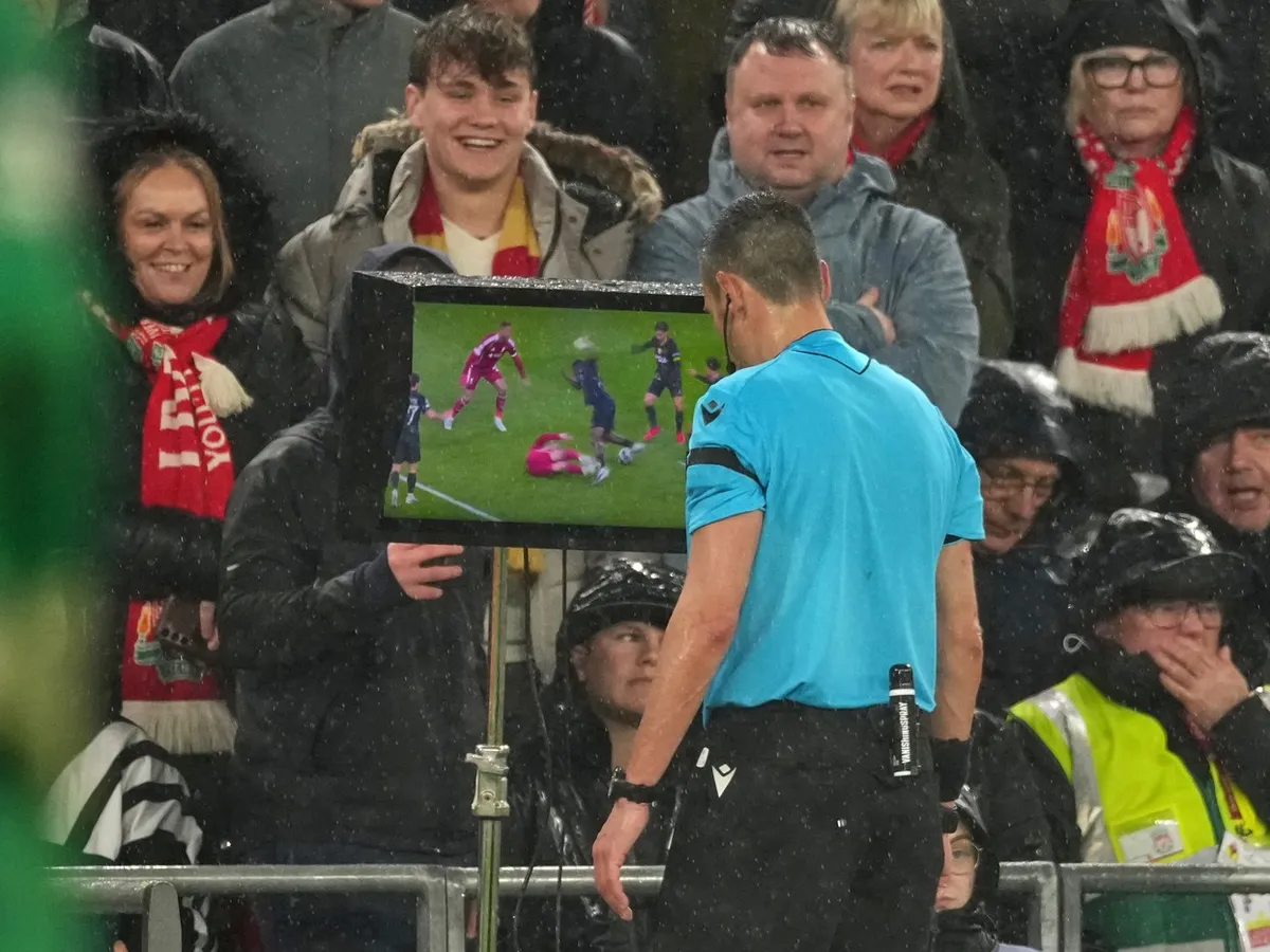 Arbitrii din Premier League îşi modifică decizia în 95% din cazuri după intervenţia VAR