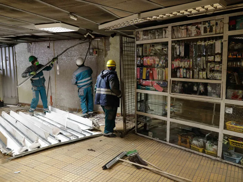 Chioșc ilegal în stația de metrou Ștefan cel Mare. / Foto: Inquam Photos / George Calin