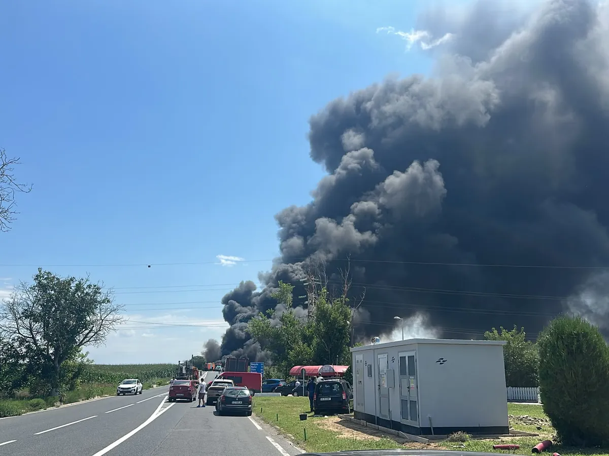 FOTO Pericol de explozie pe DN2A. O cisternă plină cu benzină s-a izbit de un buldoexcavator