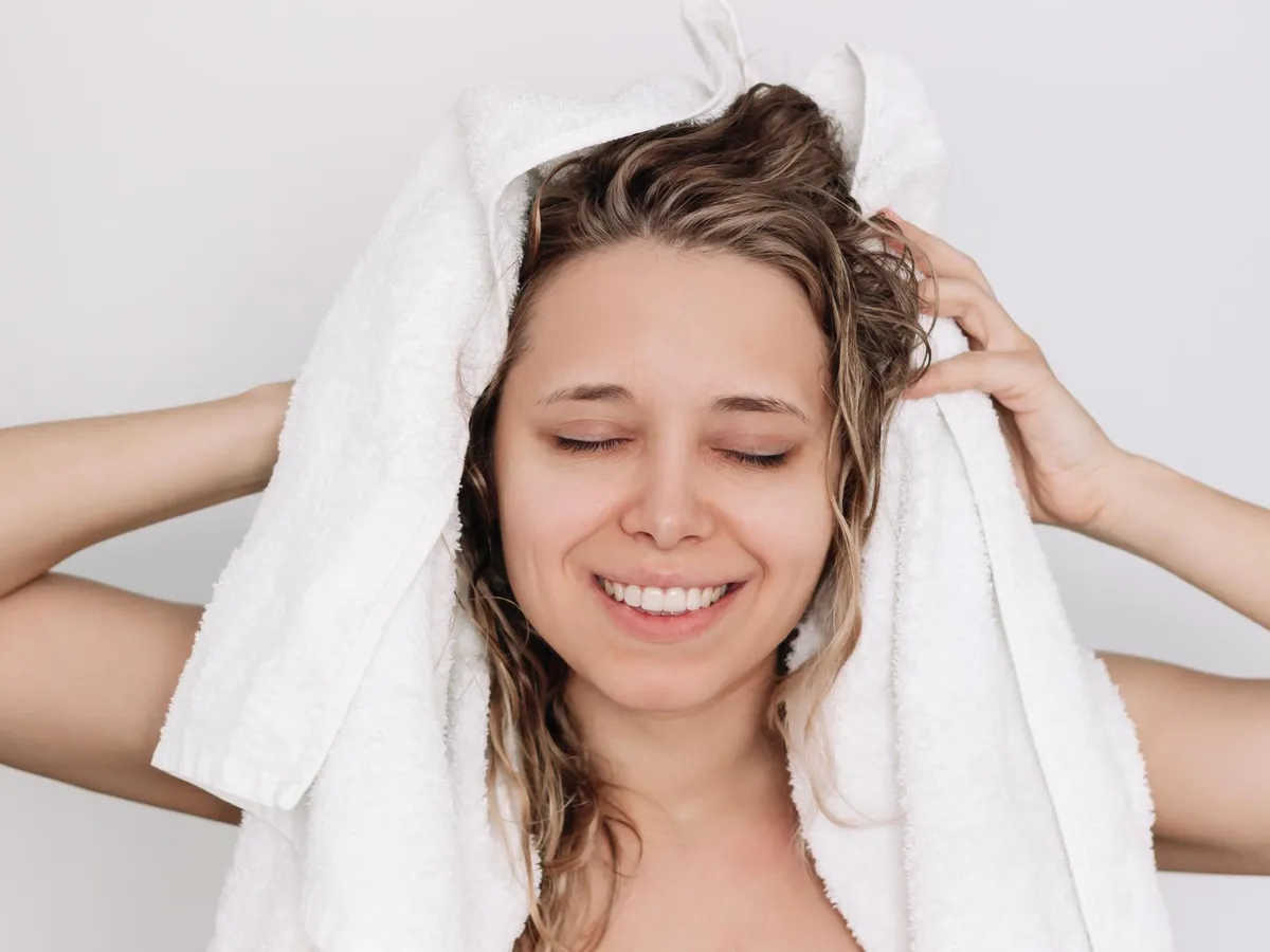 Femeie care s-a spălat pe păr - Foto: Freepik (Imagine cu rol ilustrativ)