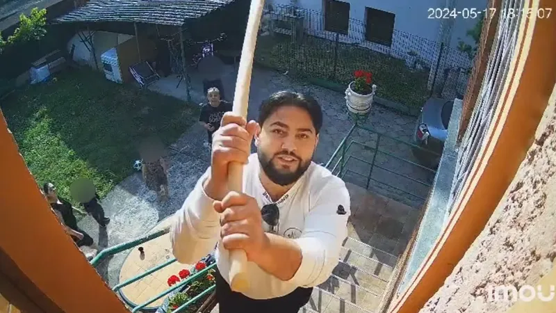 Interlopul filmat când teroriza o familie din Timișoara, reținut, dar eliberat a doua zi Foto: captură Facebook