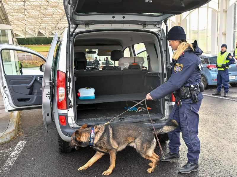 Un român făcea coontrabandă cu migranți în Austria în ziua când am intrat în Schengen. Ce a pățit? - Foto: Profimedia Images (Imagine cu caracter ilustrativ)