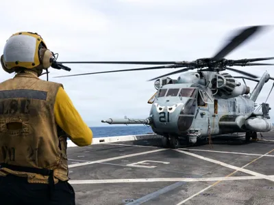 Marinari ai Marinei SUA fotografiați în timpul operațiunilor de zbor din Pacific - Foto: Profimedia Images