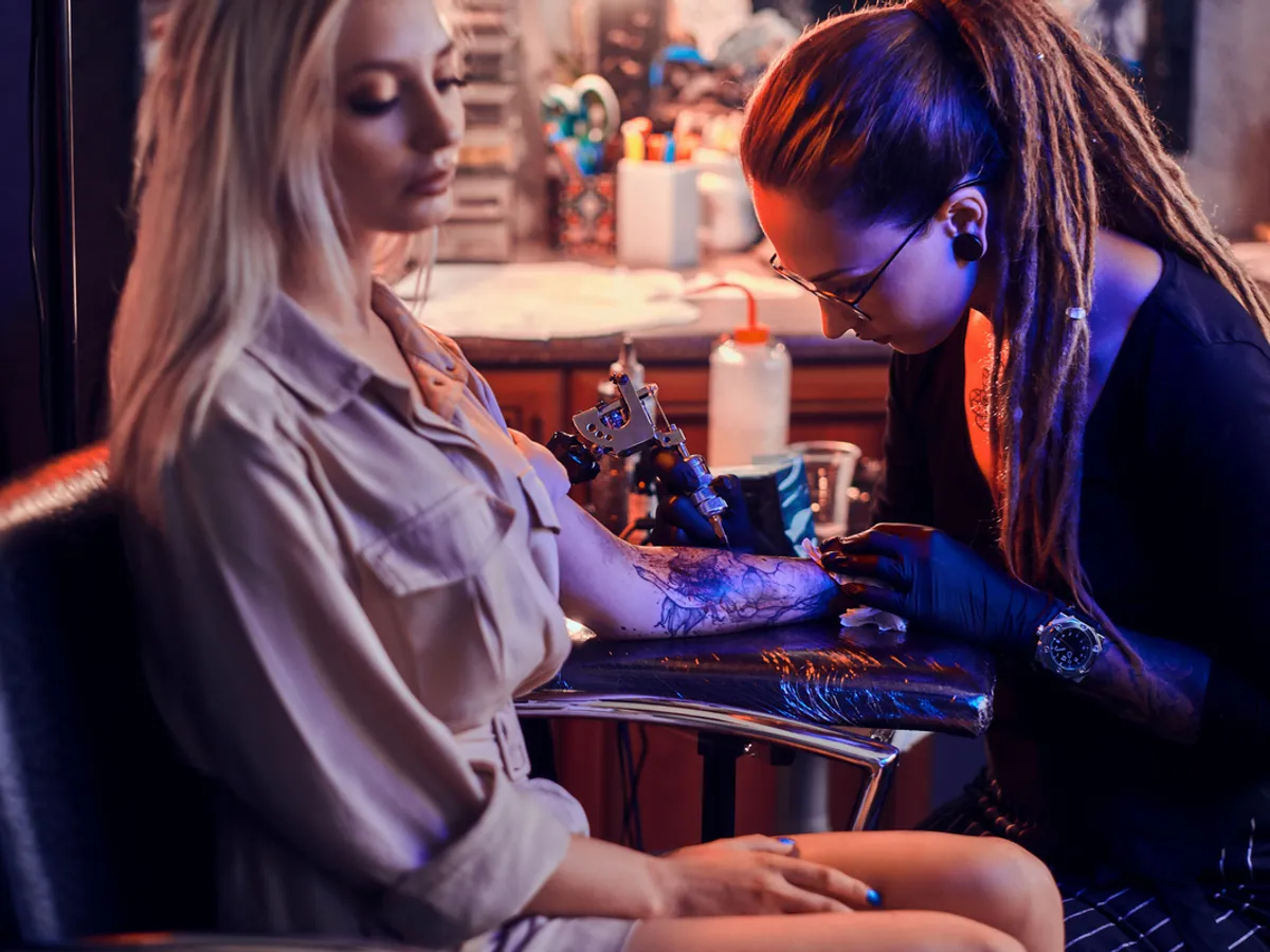 Vrei un tatuaj? Noi efecte nocive ale cernelurilor moderne, descoperite de specialiști. Ce spun medicii?