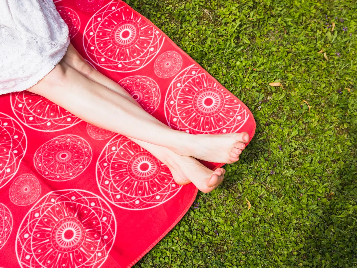 Îngroapă covorul vechi în grădină și vei rezolva o problemă care se repetă în fiecare an. Un truc genial