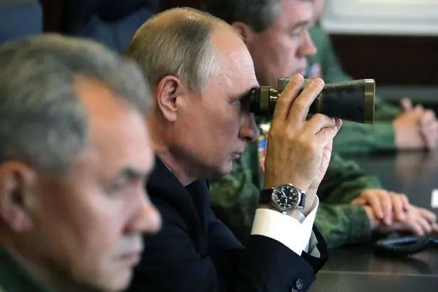 Vladimir Putin a fost adesea fotografiat purtând ceasuri ale unor mărci de prestigiu. / Foto: mirror.co.uk