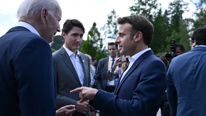 Președintele Franței Emmanuel Macron (dreapta), președintele SUA Joe Biden (stânga) și primul-ministru al Canadei, Justin Trudeau, la o discuție înaintea pozei de grup - Foto: Profimedia Images