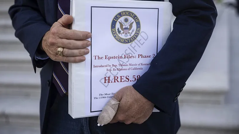 Lansat de ziua lui Jeffrey Epstein, un album din 2003 aruncă în aer stratosul politic american - Foto: Profimedia Images