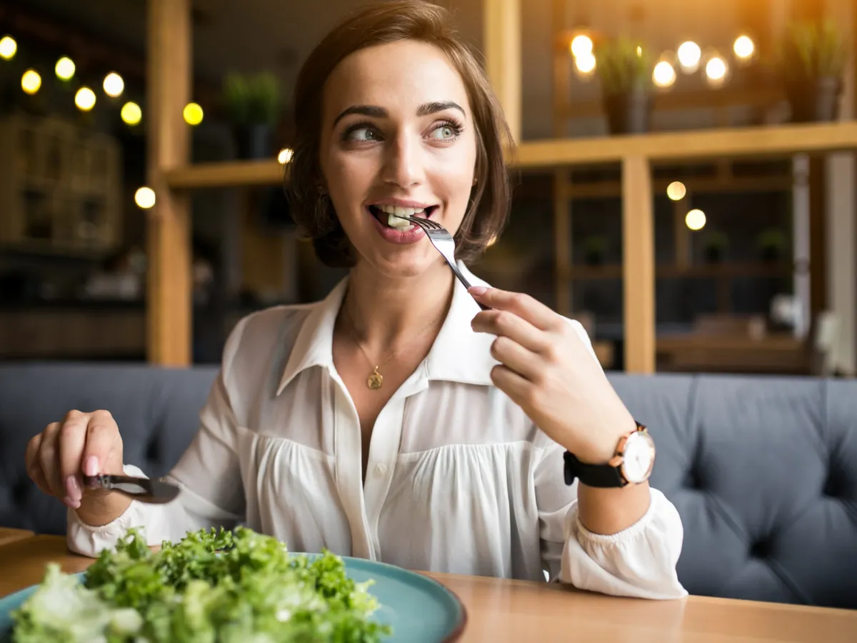 Femeie mâncând - Foto: Freepik