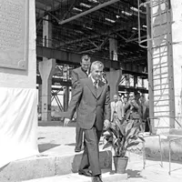 Ion Iliescu, în spatele lui Nicolae Ceausescu, în timpul vizitei de lucru la Combinatul de Utilaj Greu Iași, în 1976 - Foto: Agerpres