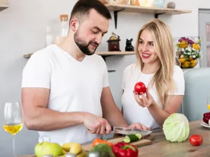Cuplu pregătind o masă cu legume - Foto: Freepik