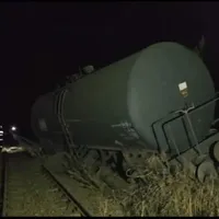 Pericol pe calea ferată. Un tren care transporta benzină a deraiat. Sunt scurgeri de combustibil - Foto: Facebook