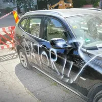 Așa arăta mașina medicului, după ce a fost vandalizată de interlopi. Sursa foto: Antena 3