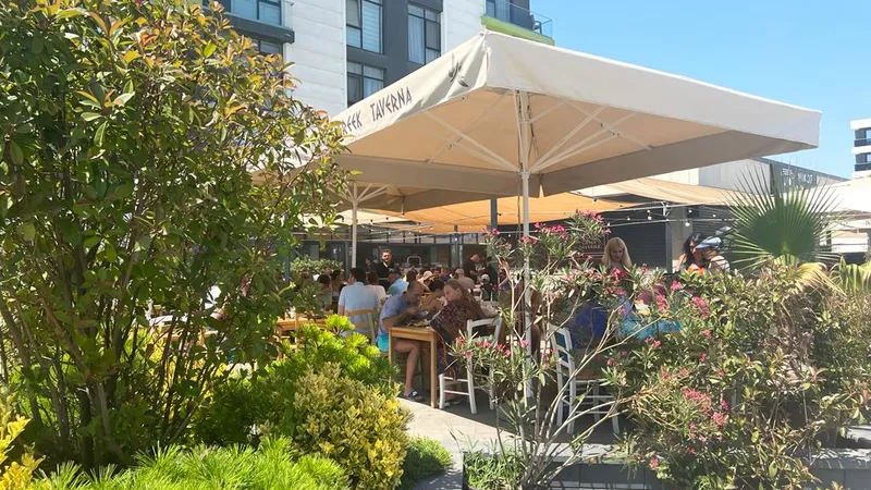 „Parfum” grecesc, la Năvodari: 9 euro un gyros mare, 6 euro scoici prăjite, 4 euro apa plată. / Foto: Newsweek România