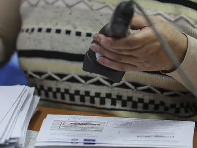 Distribuirea cardurilor de energie la Poşta din Buftea - Foto: INQUAM PHOTOS/Alexandru Buşcă