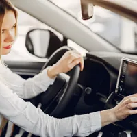 Se cere revenirea la comenzile din buton la mașină în locul celor de pe display. Care este motivul? - Foto: Freepik
