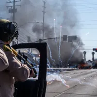 Proteste violente privind imigraţia, la Los Angeles. Trump desfăşoară Garda Naţională - Foto: Profimedia Images