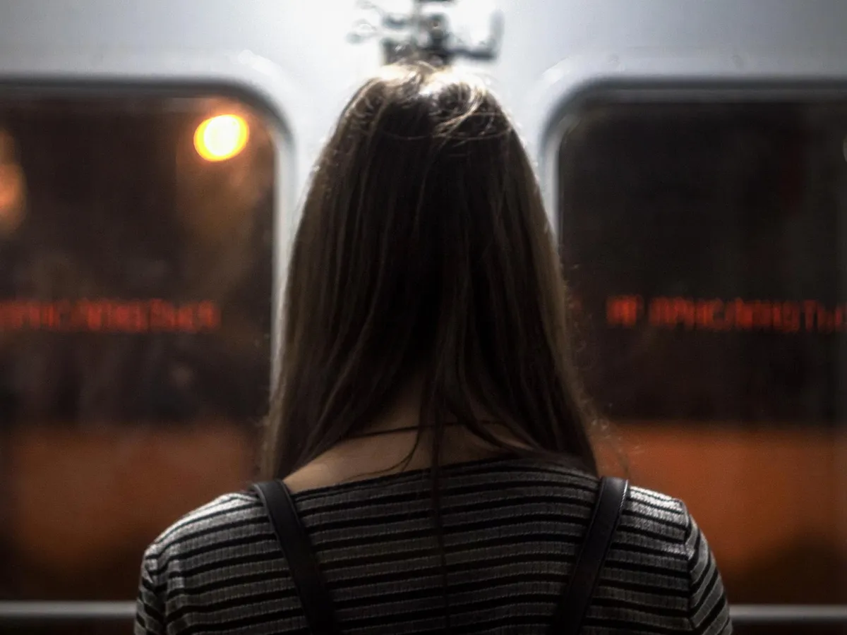 Femeie frumoasă stă într-un tren- Foto: Freepik (imagine cu rol ilustrativ)
