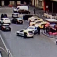 Momentul în care polițistul este acroșat/FOTO: Europol